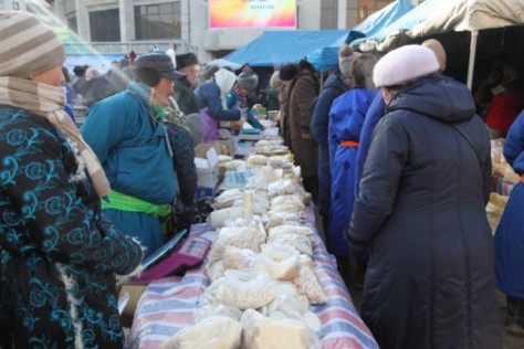 De eerste Tsagaan Sar markt bij het worstelstadion